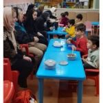 ناهار جمعی کودکان همراه با والدین